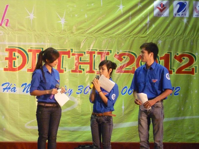Tình nguyện viên Nguyễn Thị Dung, ĐH Sư phạm Hà Nội chia sẻ cảm xúc với chương trình " Em tôi đi thi" năm 2012